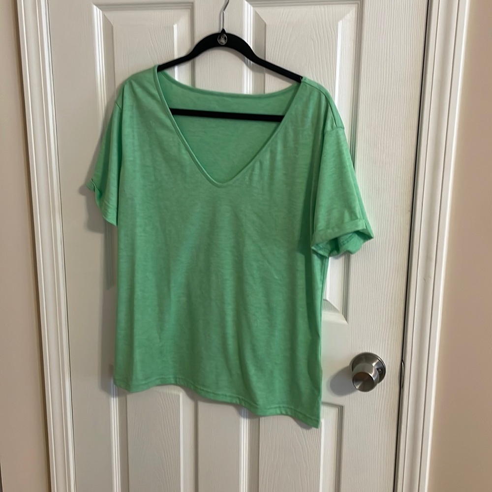 EUC Women’s Large Light Green Colored Short Sleeved V~Neck T~Shirt.